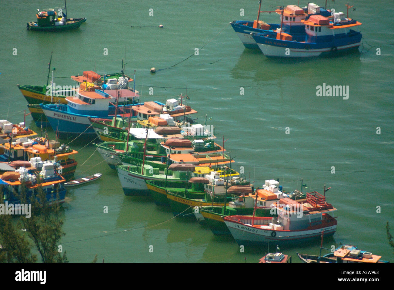 Colorate barche da pesca ancorate in spiaggia Ribeiro, Vila Velha harbour Espirito Santo a sud-est del Brasile Foto Stock