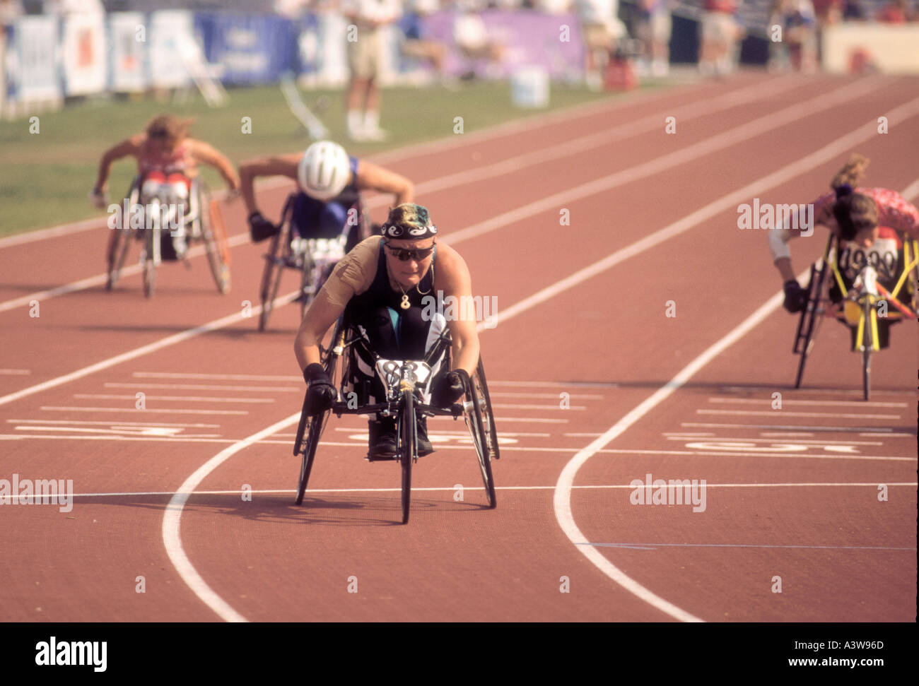 Vincitore in 400 metri di corsa in sedia a rotelle ad Atlanta Games per disabili attraverso le Olimpiadi speciali nel 1996 Foto Stock