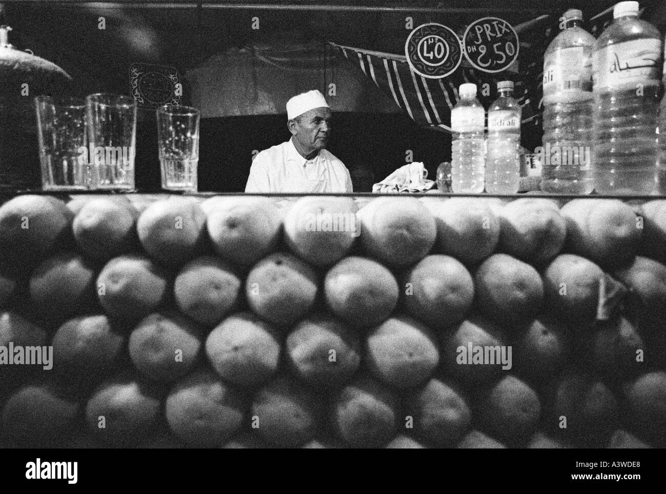 Succo di arancia produttore presso la sua stalla Djemaa El Fna piazza principale del mercato Marrakech marocco Foto Stock