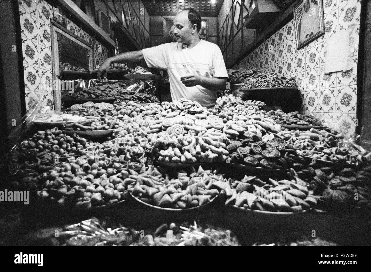 Dolce in stallo il souk di Marrakech marocco Foto Stock