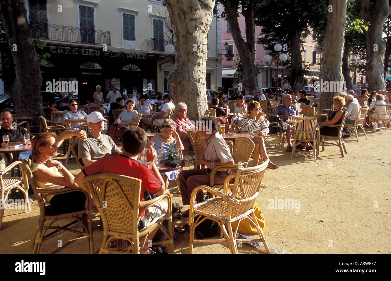 Cafe' all'aperto presso I Ile Rousse Corsica Francia Foto Stock