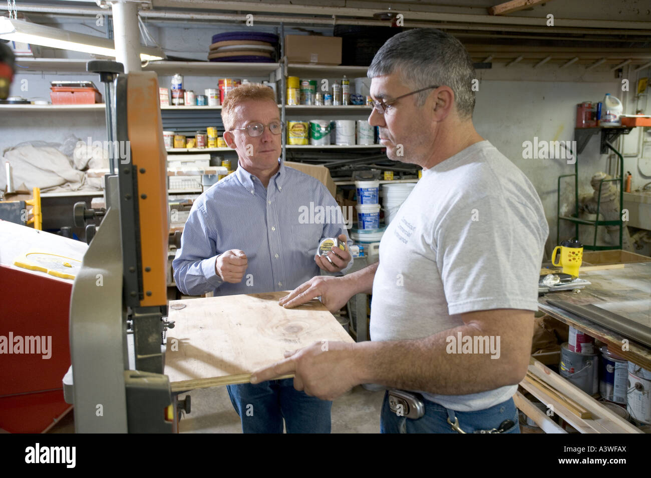 Il proprietario di una piccola azienda in Connecticut USA con i dipendenti nel suo negozio Foto Stock