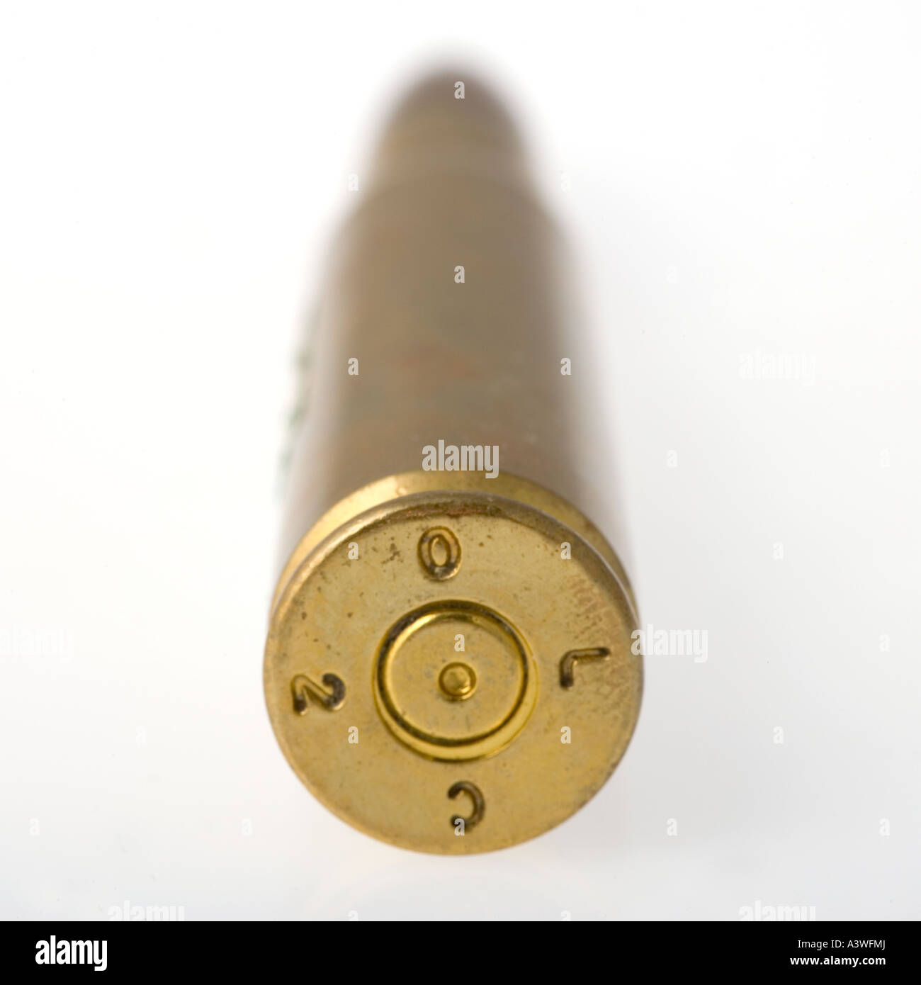 Un massiccio 50 Caliber bullet su uno sfondo bianco. La guerra e i Conflitti Armati concetti. Foto Stock