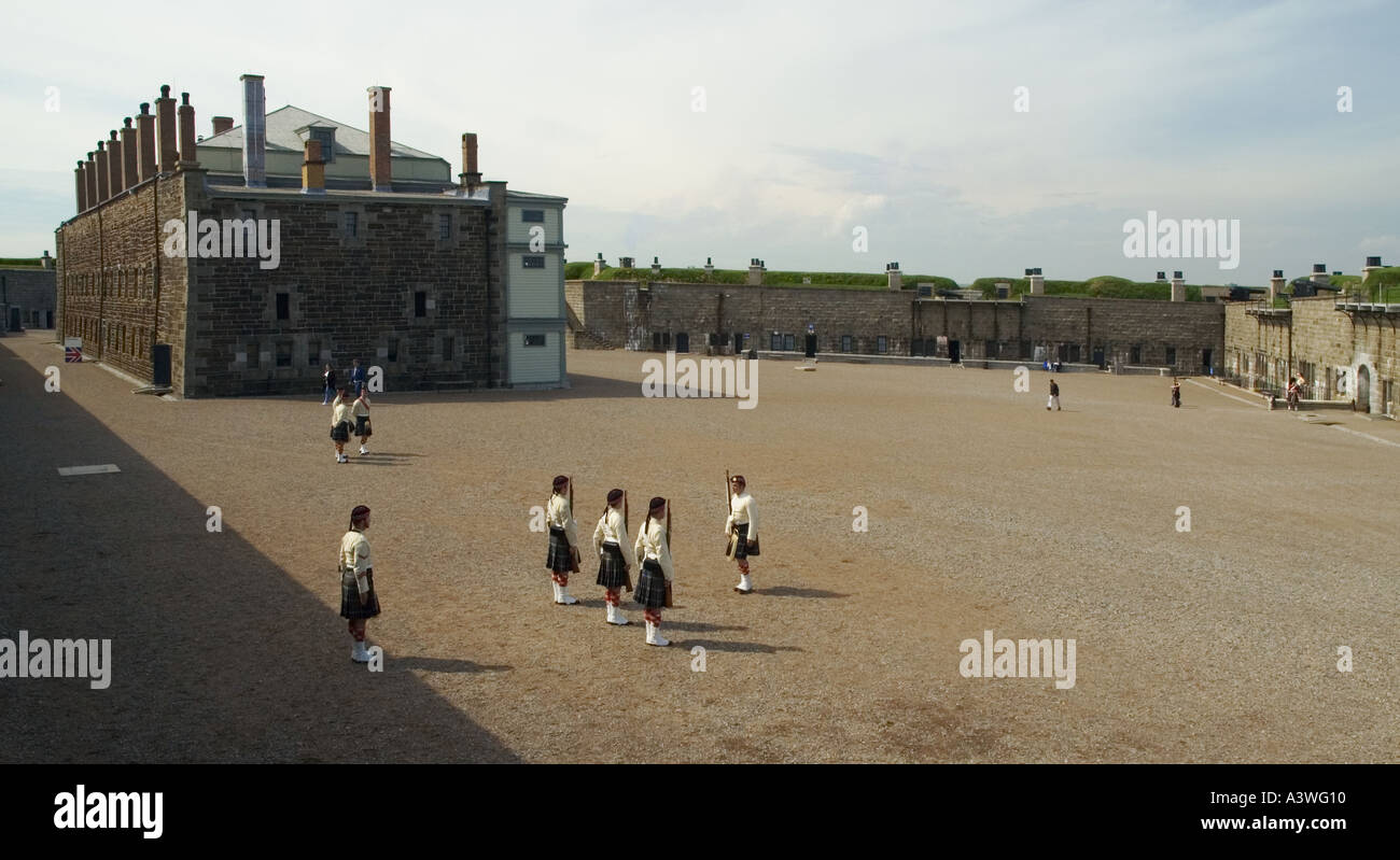 Canada Nova Scotia Halifax Citadel National Historic Site militare reenactors marching istruzioni di perforazione Foto Stock