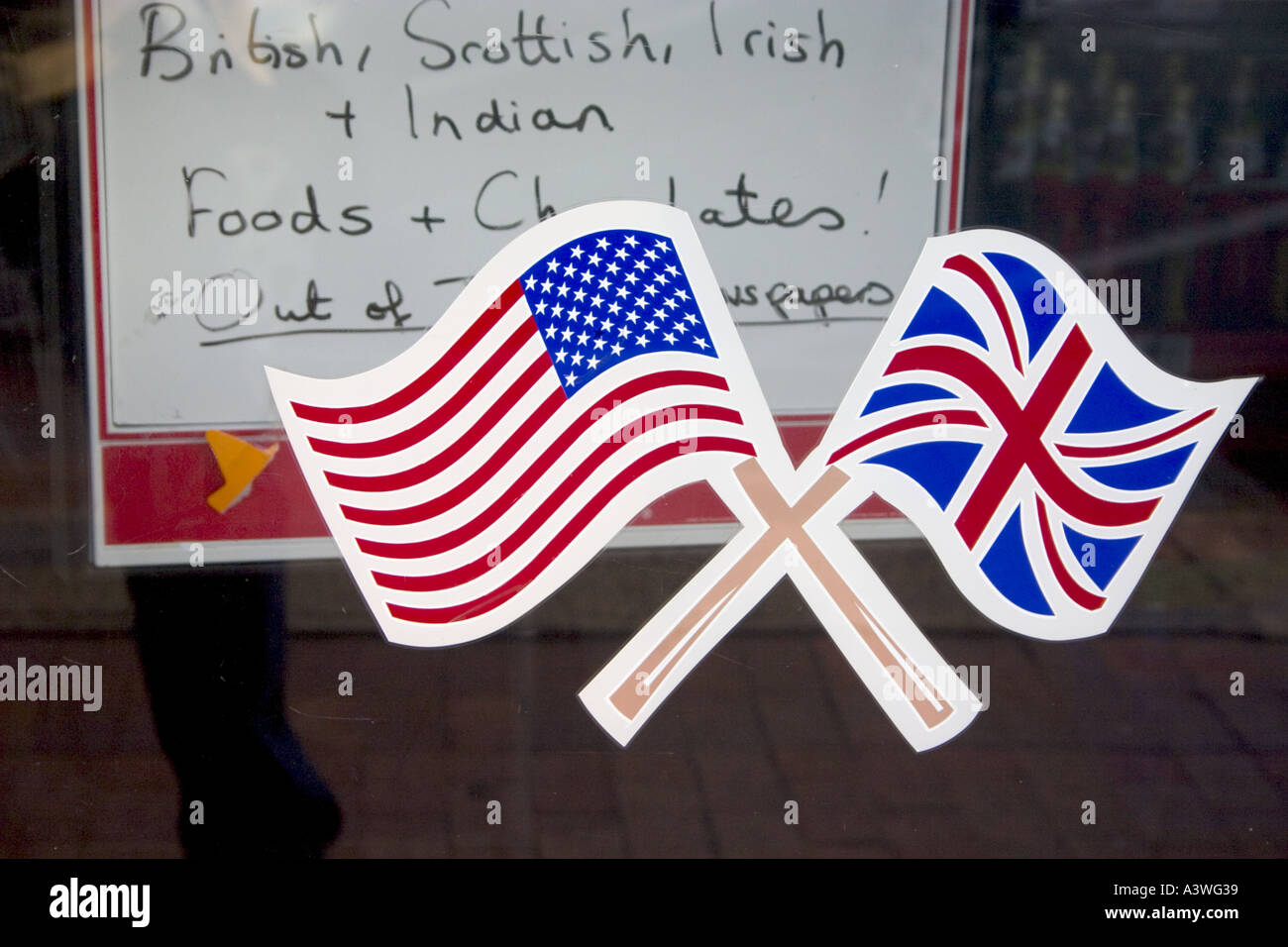 Inglesi e americani bandiere visualizzata su Corey Avenue. St Pete Beach Florida USA Foto Stock