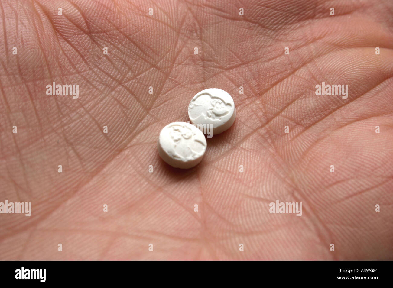 E di pillole di ecstasy o compresse close up studio shot methylenedioxymethamphetamine Foto Stock