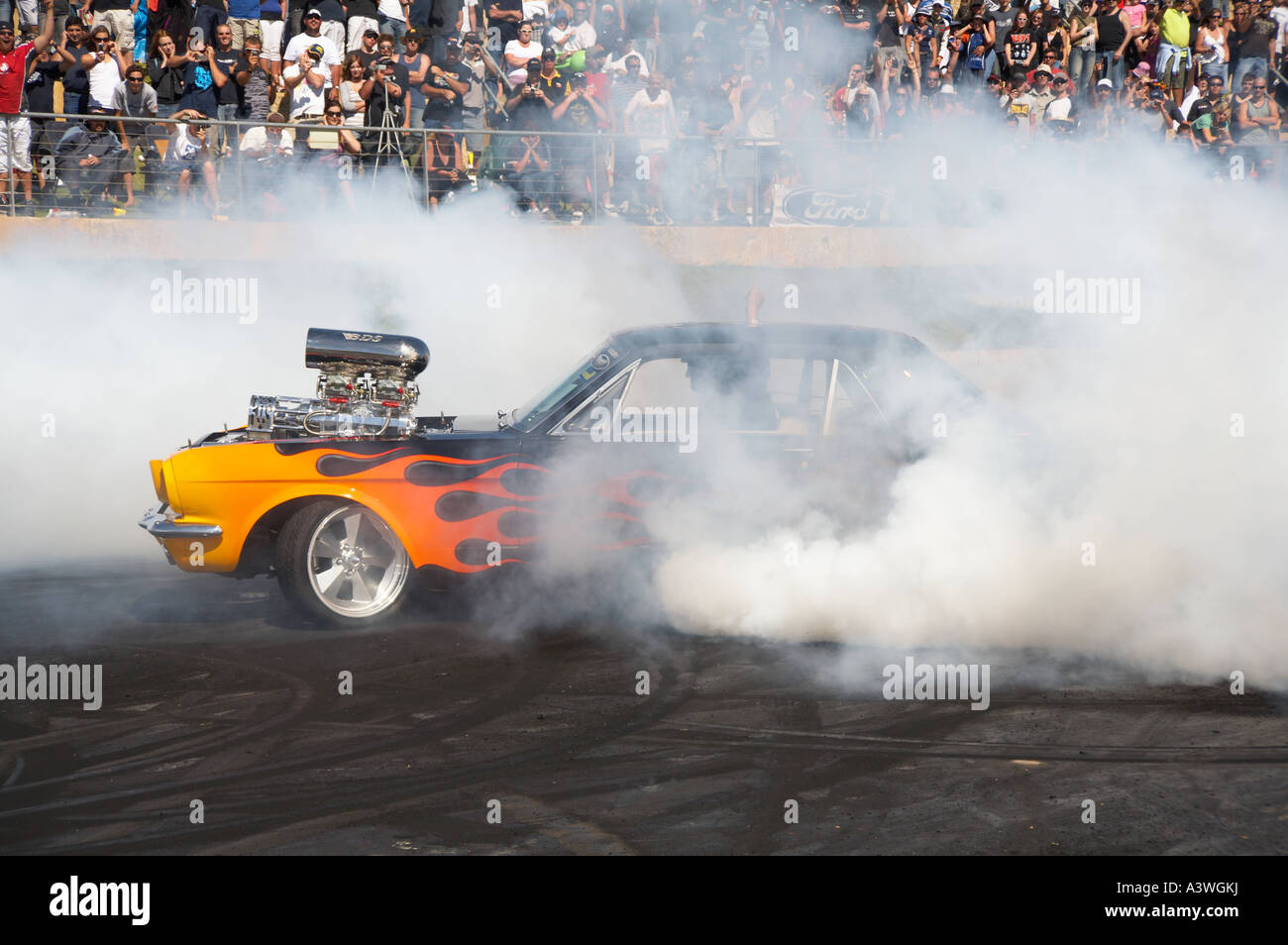 Australian burnout legend, Gary Myers, eseguendo una massiccia burnout nella sua potentissima Ford Mustang muscle car Foto Stock