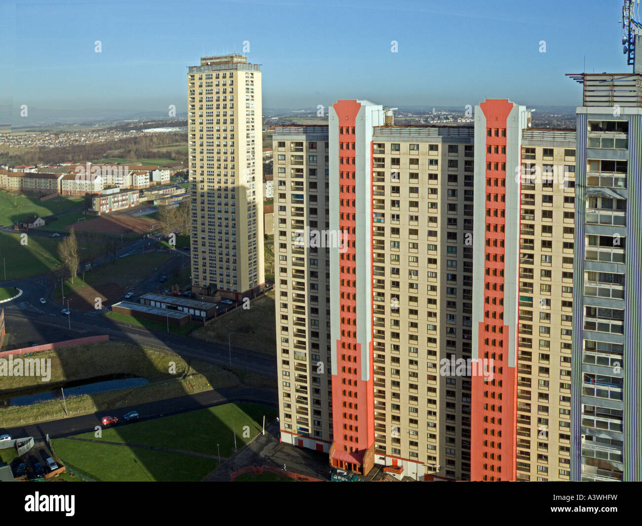 Rosso su strada Alto Appartamenti a Glasgow Scozia Scotland Foto Stock