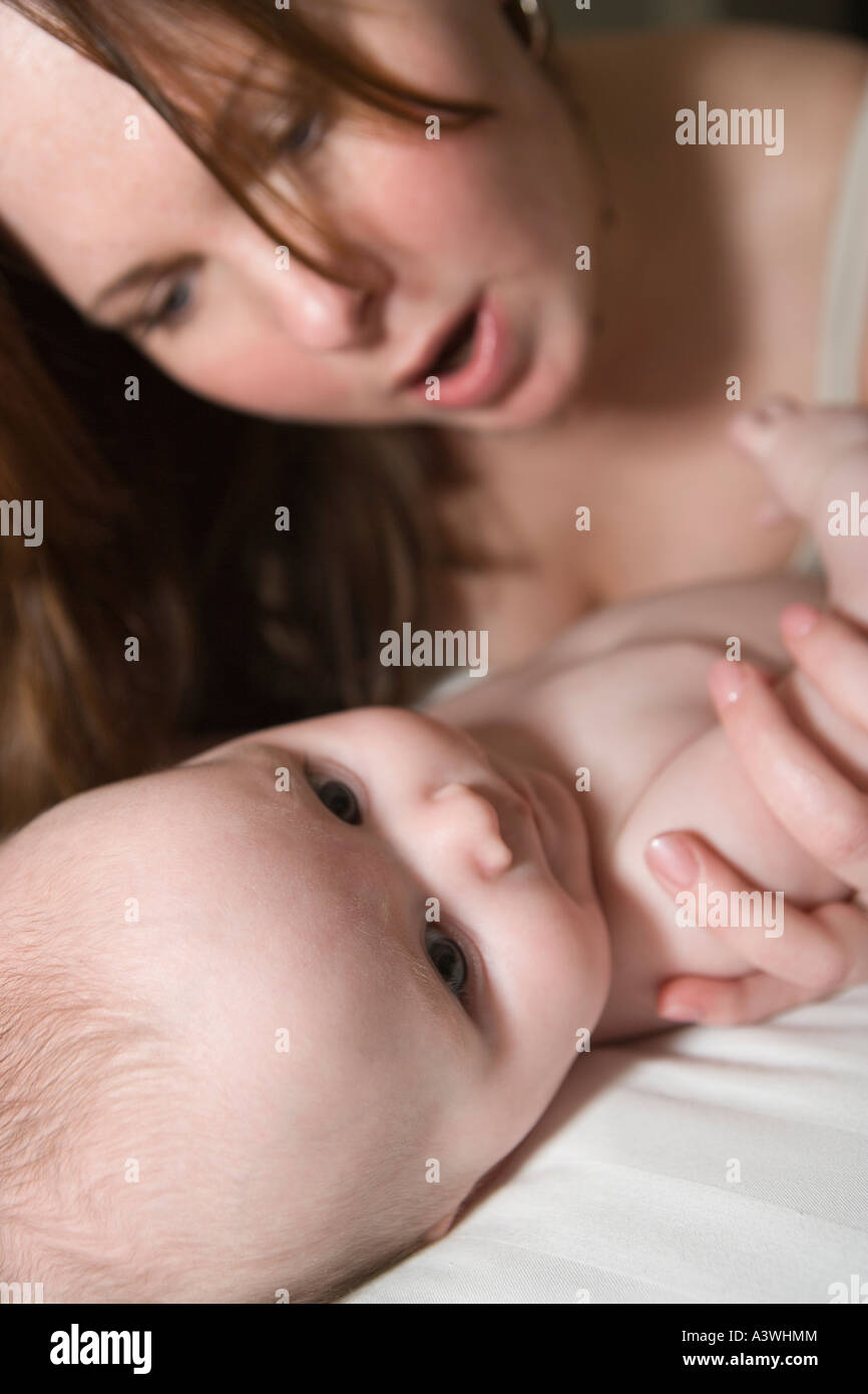 Madre cercando allarmato per bambina Foto Stock