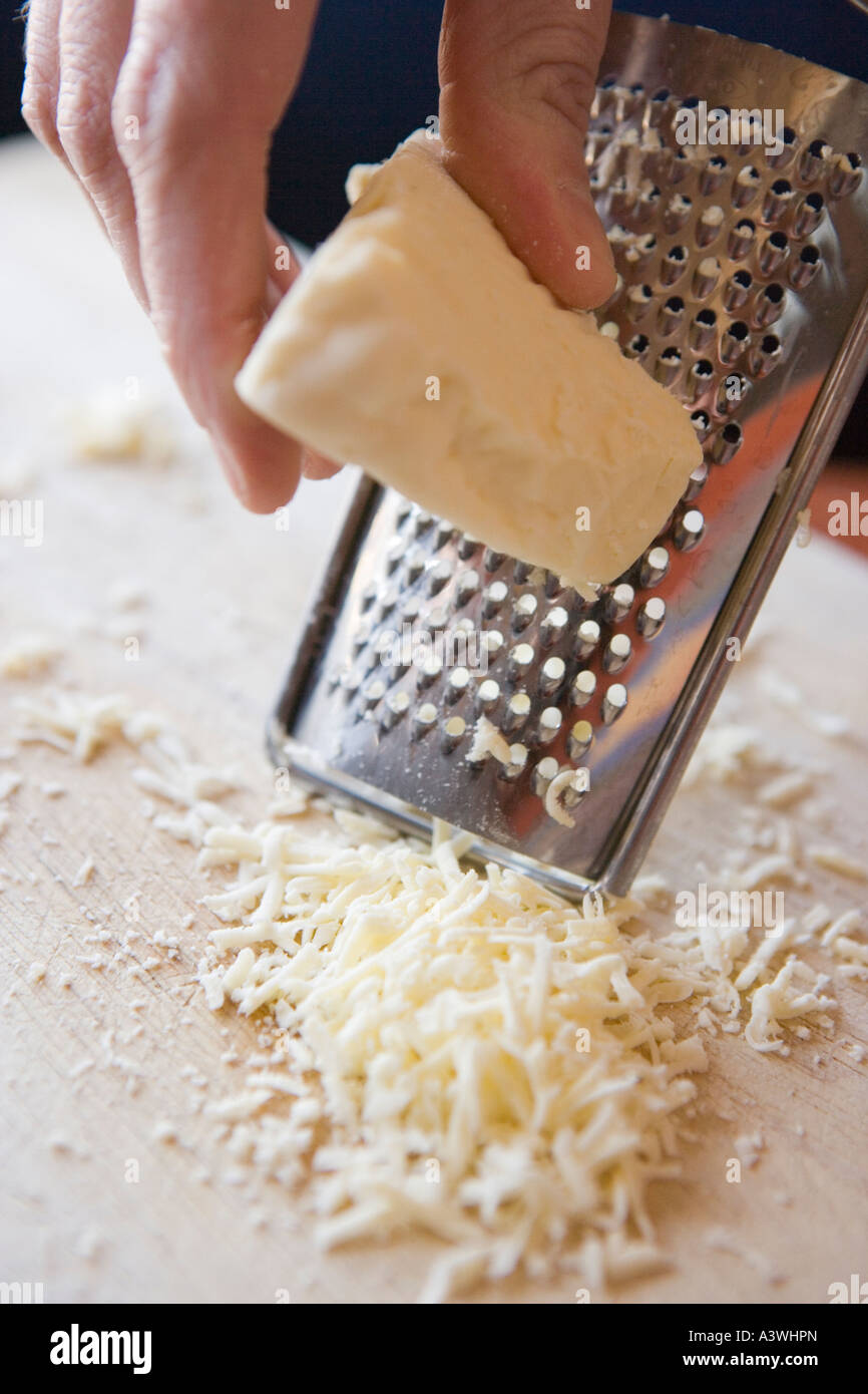 Stretta di mano grattugiare il formaggio Foto stock - Alamy