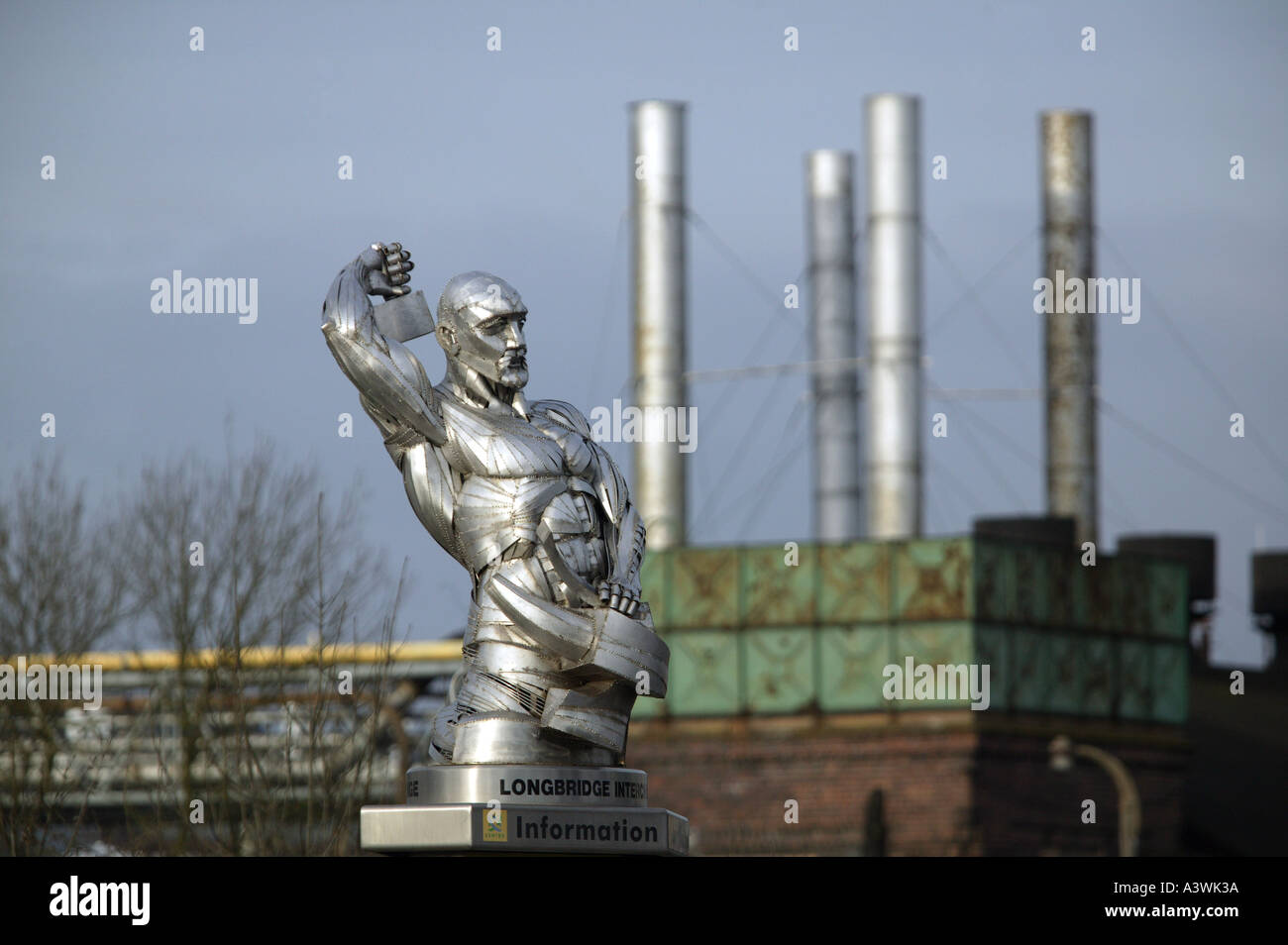 Una scultura di metallo del lavoro di un uomo si erge al di fuori della MG Rover fabbrica in Birmingham West Midlands England Foto Stock