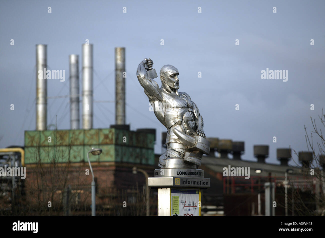 Una scultura di metallo del lavoro di un uomo si erge al di fuori della MG Rover fabbrica in Birmingham West Midlands England Foto Stock