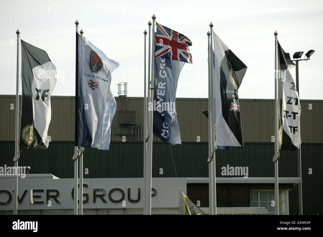 Bandiere che sventolano al MG Rover in fabbrica a Longbridge Birmingham REGNO UNITO Foto Stock