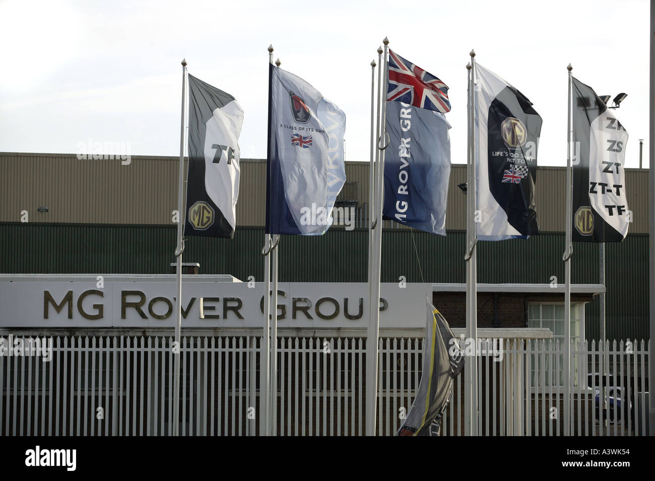 Bandiere che sventolano al MG Rover in fabbrica a Longbridge Birmingham REGNO UNITO Foto Stock