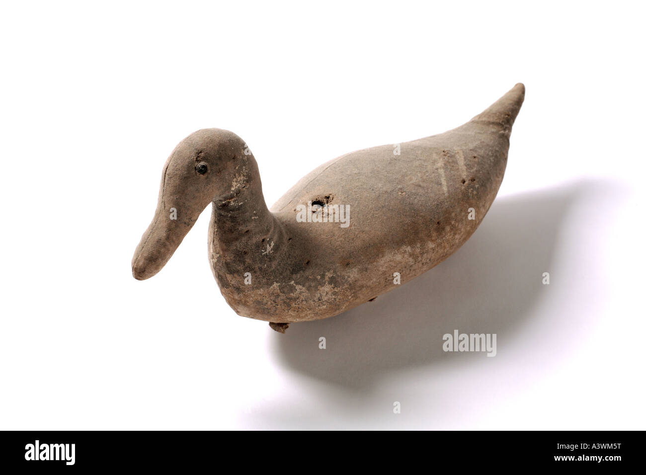Foto di un vecchio utilizzato tessuto vintage Duck Decoy con fori di proiettile in esso e un peso di piombo al di sotto Foto Stock
