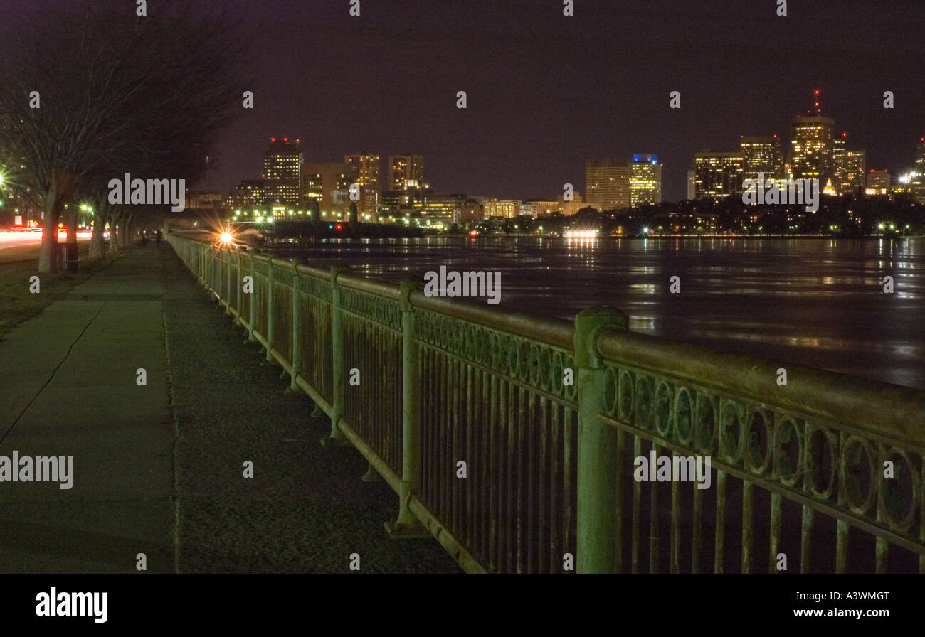 Un night shot di banchina sul Memorial Drive Cambridge Massachusetts con la skyline di Boston nella distanza Foto Stock