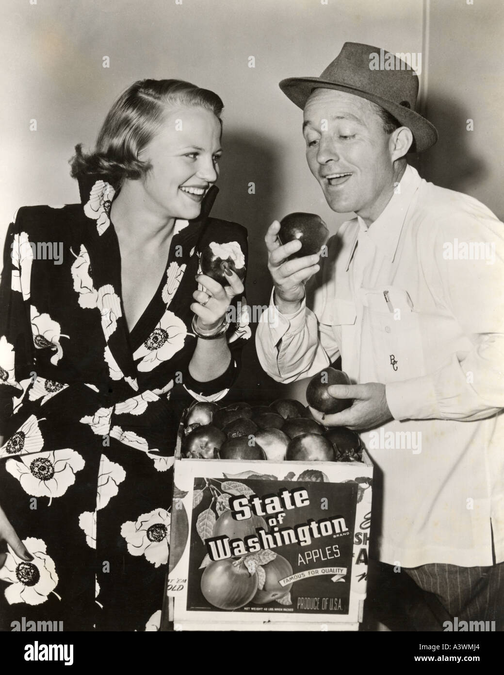 BING CROSBY e Peggy Lee promozione di mele circa 1943 Foto Stock