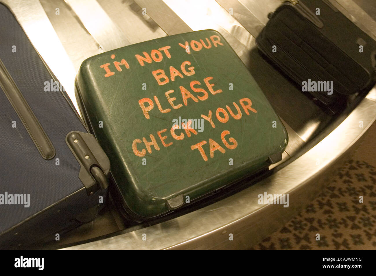 Io non sono il tuo sacco si prega di controllare il tuo messaggio tag sul bagaglio sulla giostra all'aeroporto internazionale di Phoenix in Arizona Foto Stock