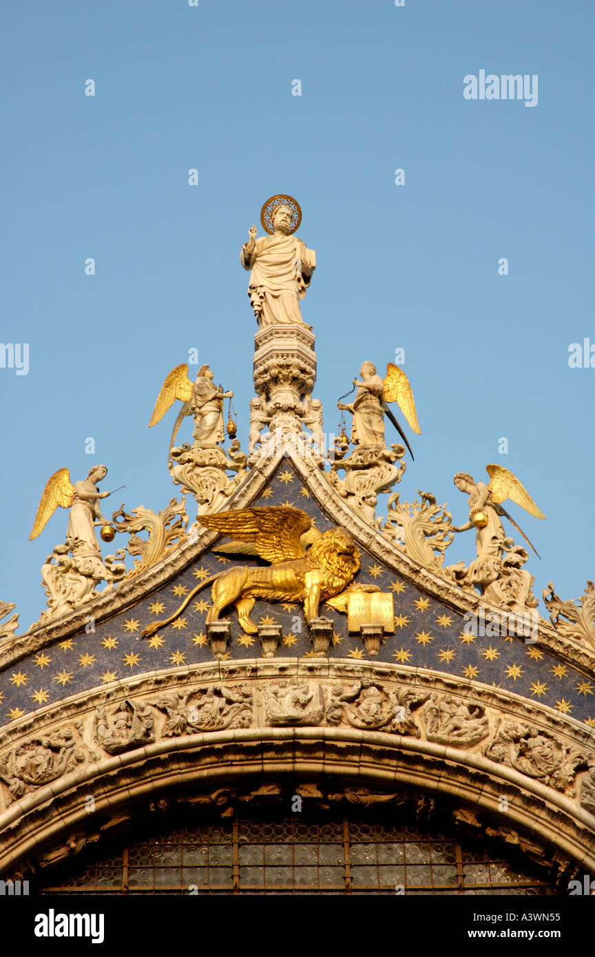 San Marco San Marco statua scultura e Lion con ali simbolo in oro Venezia Venezia Veneto Italia Europa Mediterraneo UE Foto Stock