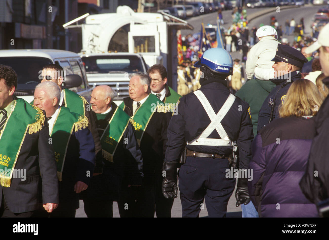 Royal Hibernian Società i membri partecipano in san Patrizio Parade su Broadway in South Boston Massachusetts Foto Stock