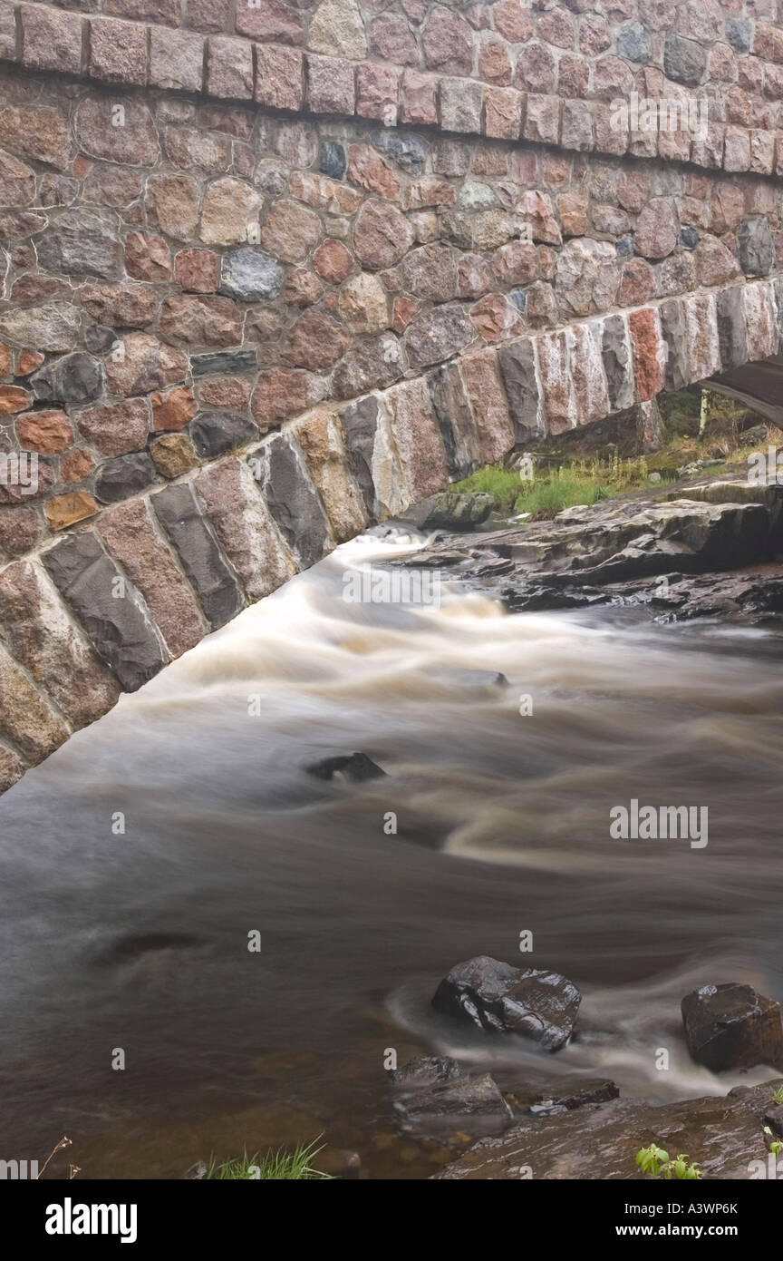 Un ponte in pietra che attraversa l'Eau Claire River a zona dei Dells dell'Eau Claire River County Park nella maratona County Wisconsin Foto Stock