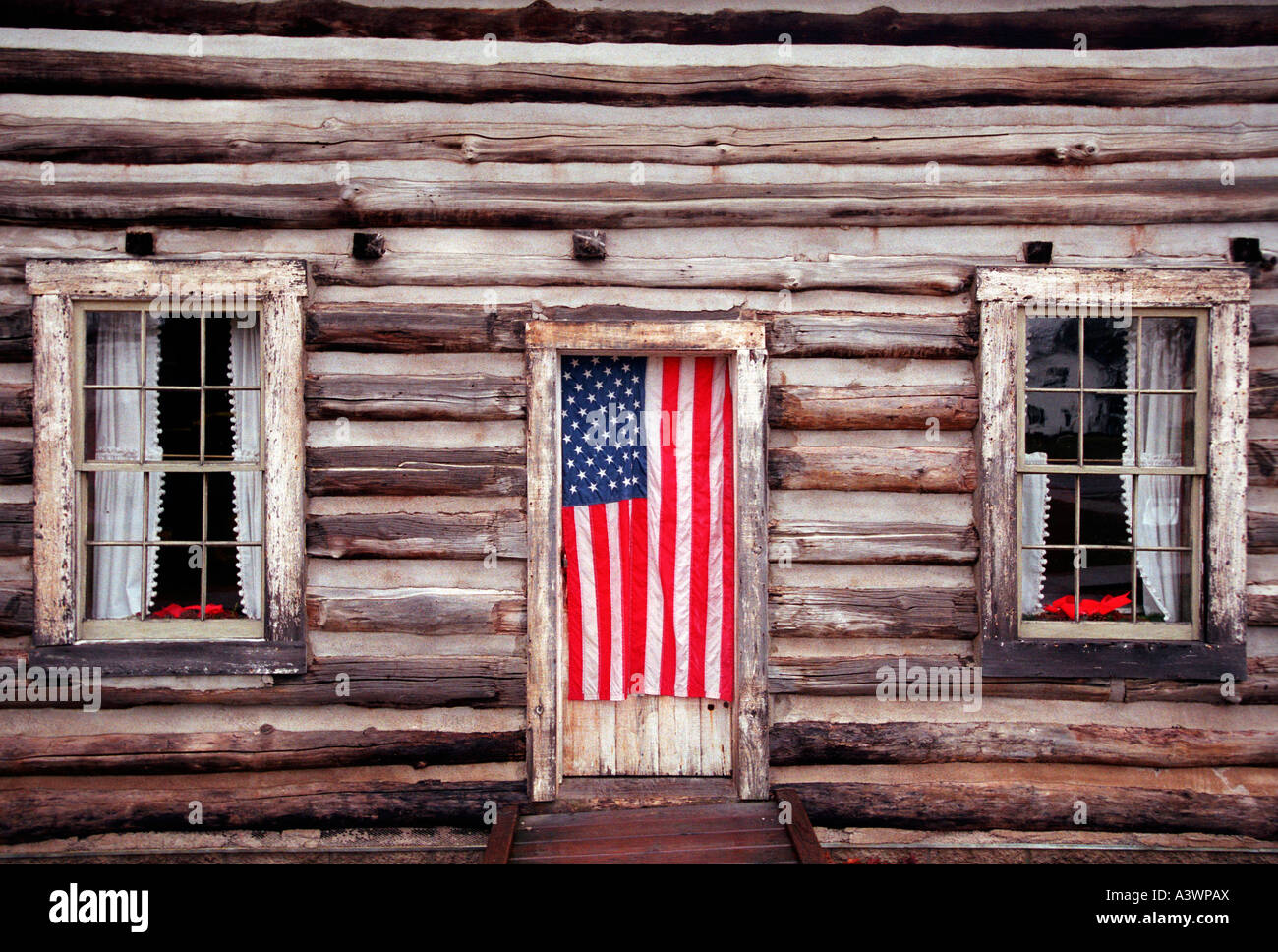 Una bandiera americana è appeso alla porta di un registro storico di cabina di LANGLADE COUNTY HISTORICAL MUSEUM IN ANTIGO WISCONSIN Foto Stock