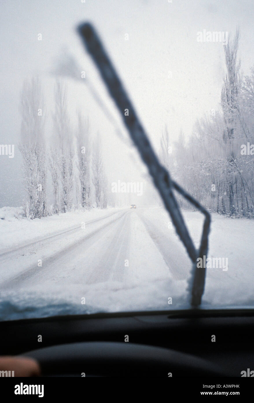 In inverno le condizioni di guida su una strada in Marquette Mich come visto dall'interno di un veicolo Foto Stock