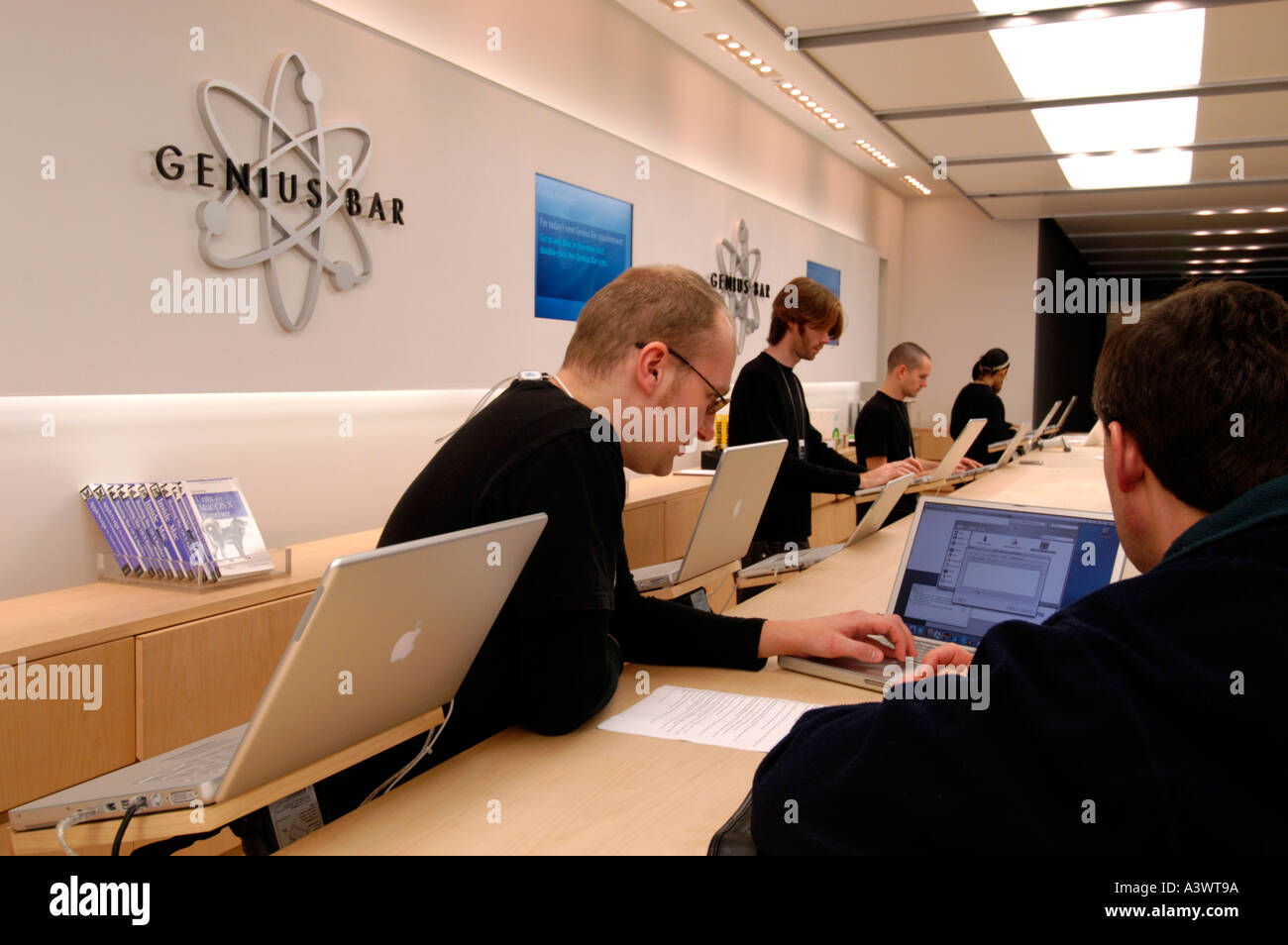 Il servizio di assistenza clienti al Genius Bar dell'Apple Store, Londra Inghilterra REGNO UNITO Foto Stock