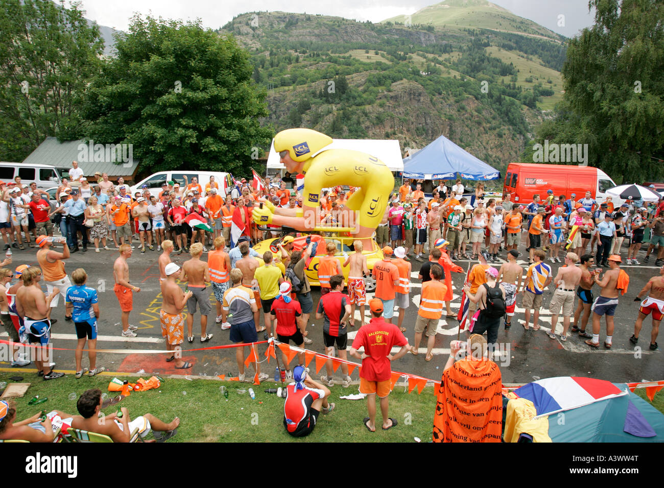 Alp d'Huez olandese piegare ad angolo n. 7 dove le ventole da Holland andare a guardare il tour. Foto Stock