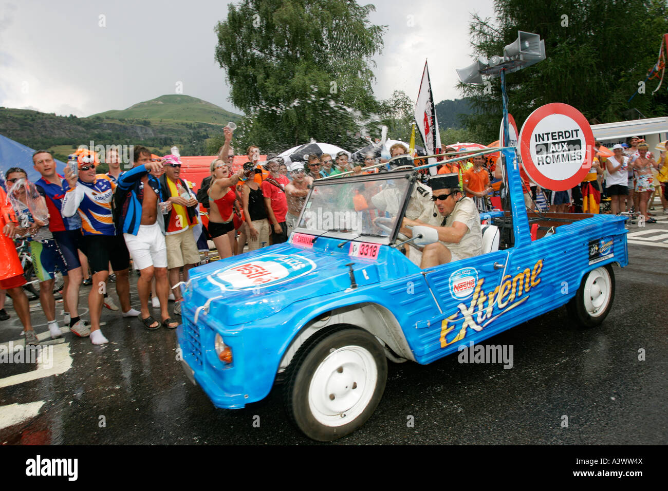 Alpe d'Huez - Olandese piegare ad angolo n.7 dove tutti i tifosi da Holland venite a guardare il tour. Foto Stock