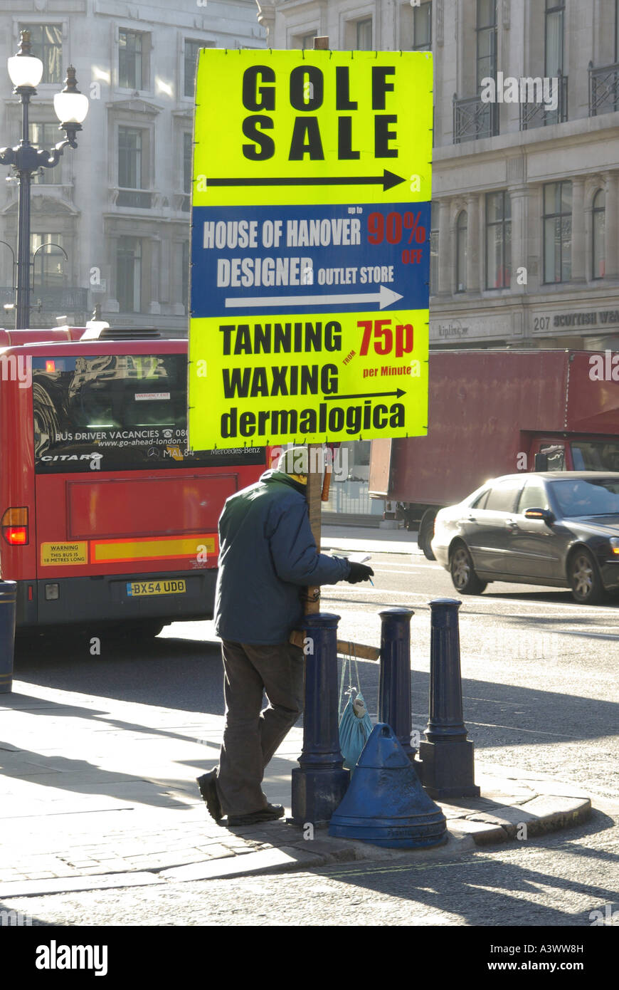 Regent Street marciapiede uomo libro lettura & holding portatile pannello pubblicitario promozione fuori dai sentieri battuti lato negozi di tornitura Foto Stock Regent Street marciapiede uomo libro lettura & holding portatile pannello pubblicitario promozione fuori dai sentieri battuti lato negozi di tornitura Foto Stock