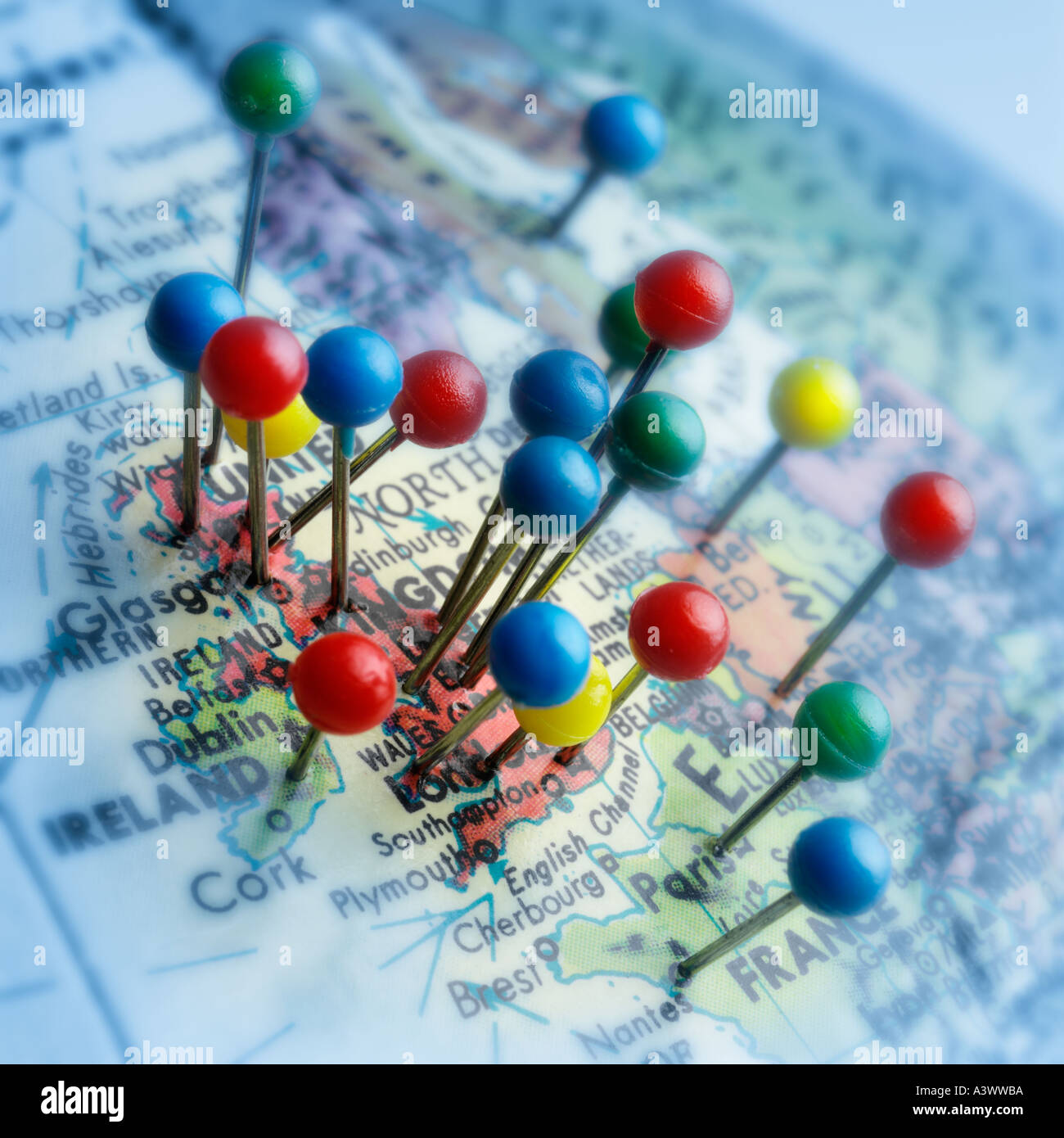 Globo con concentrato perni mappa Europa Foto Stock