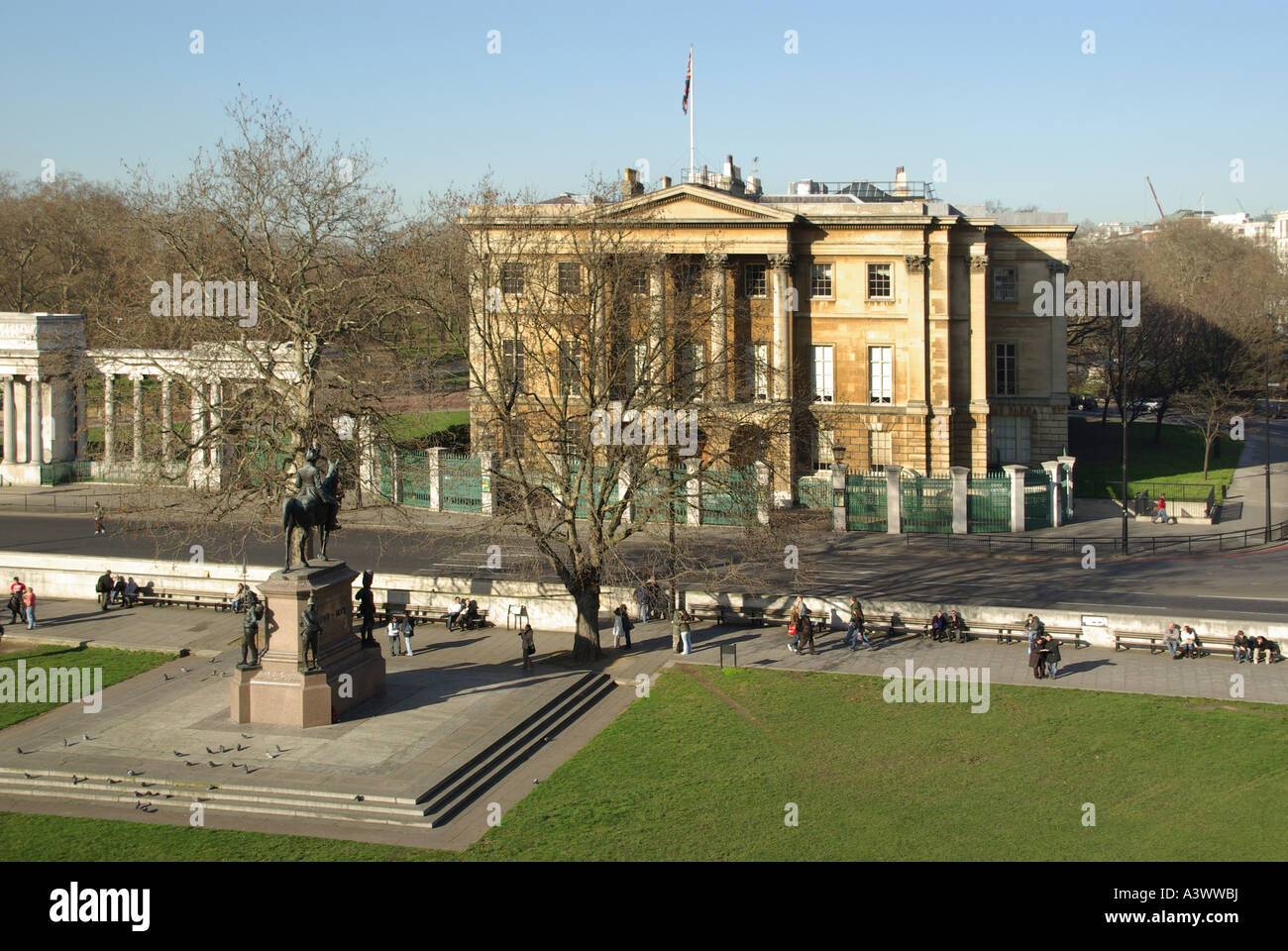 Storico Apsley House Museum & London townhouse di Duca di Wellington & white Hyde Park Corner la schermata e la statua di Wellington inverno alberi England Regno Unito Foto Stock