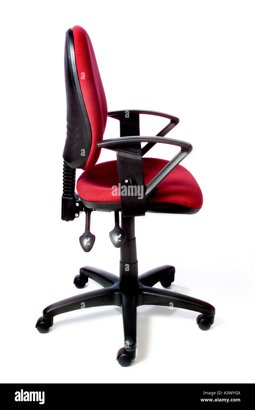 Red sedia per ufficio in studio contro uno sfondo bianco Foto Stock