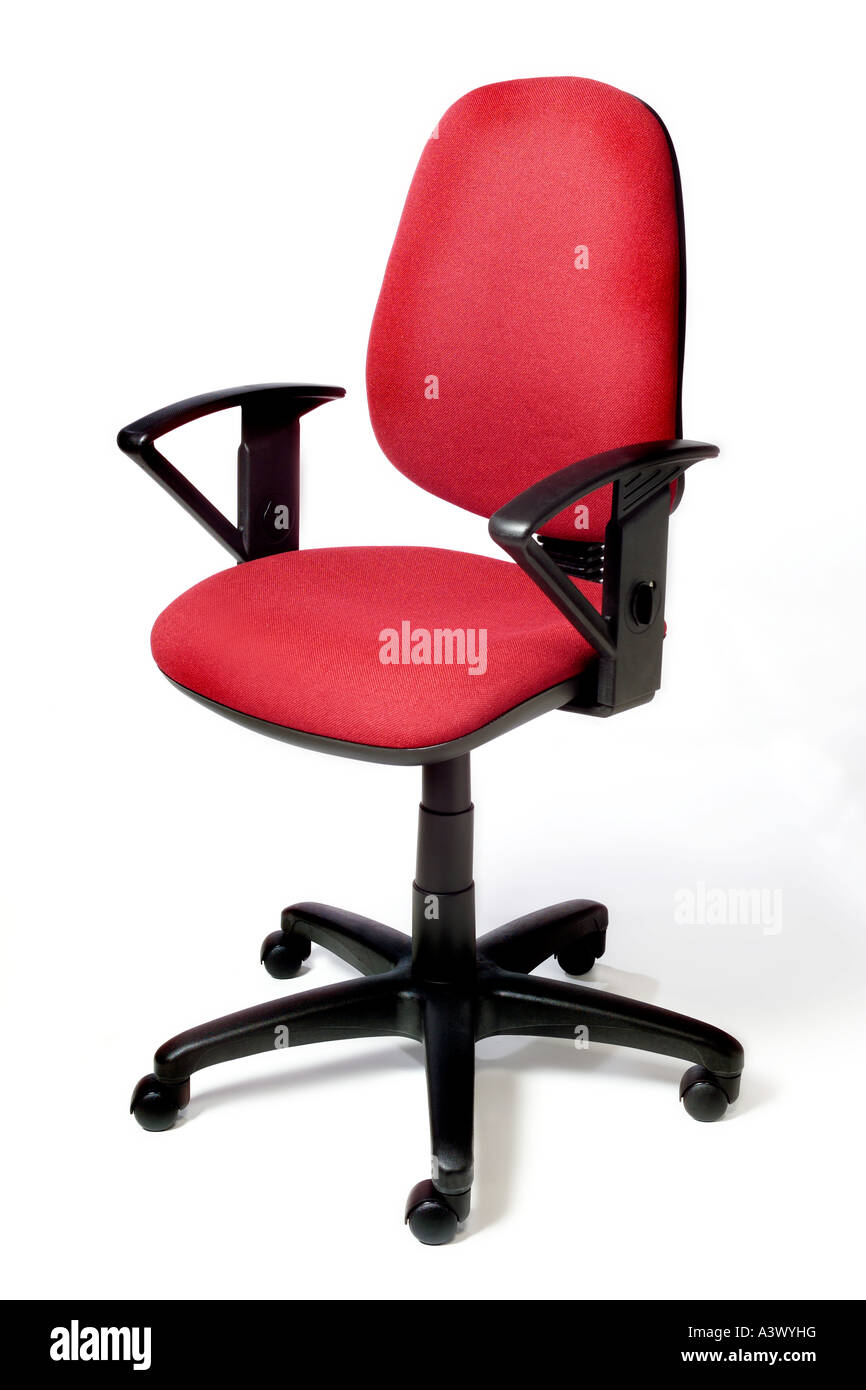 Red sedia per ufficio in studio contro uno sfondo bianco Foto Stock