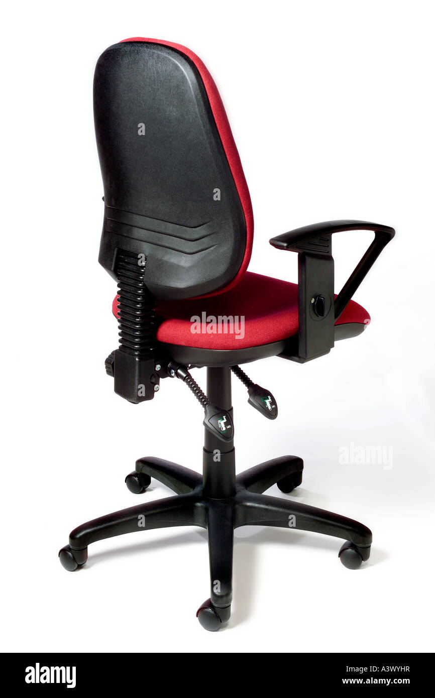 Red sedia per ufficio in studio contro uno sfondo bianco Foto Stock