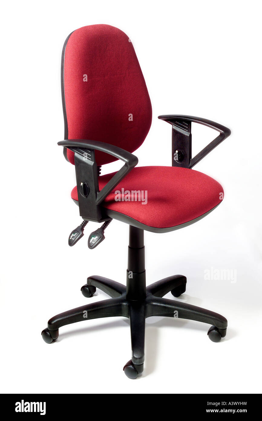 Red sedia per ufficio in studio contro uno sfondo bianco Foto Stock
