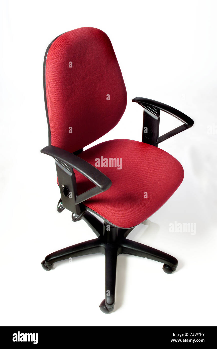 Red sedia per ufficio in studio contro uno sfondo bianco Foto Stock