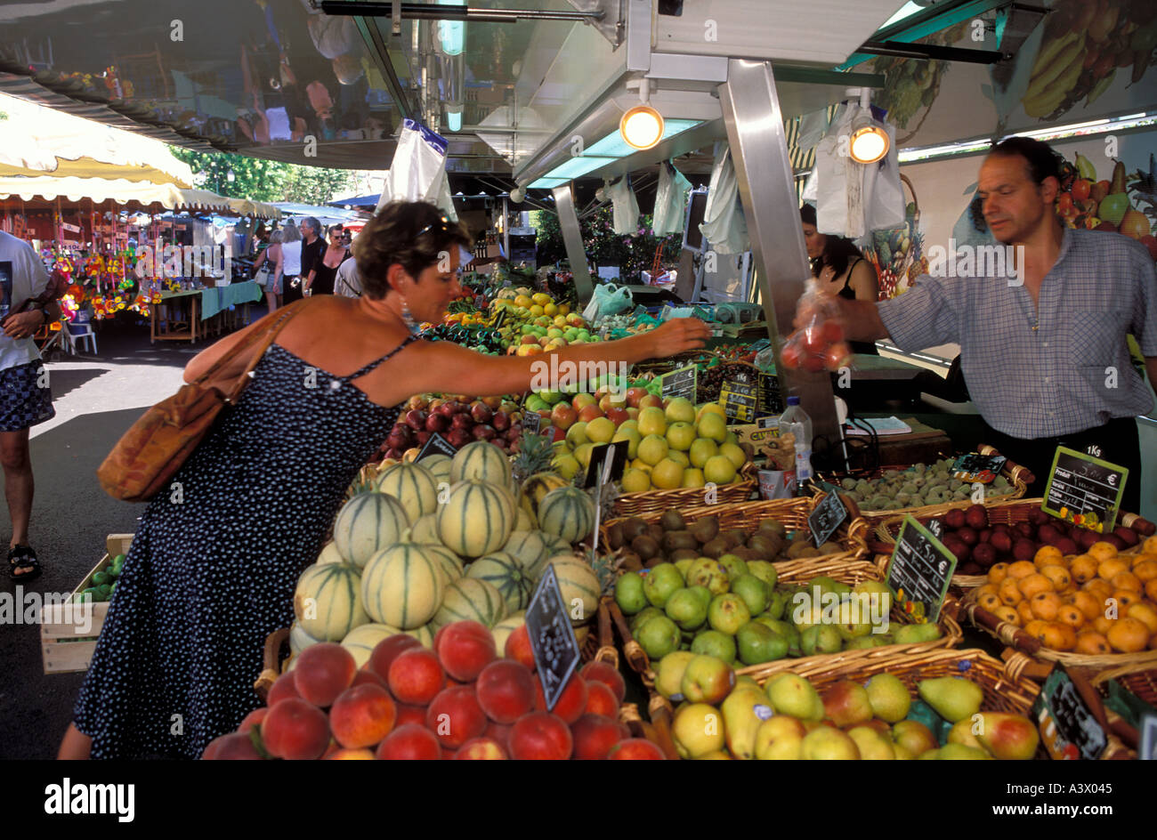 Frutta e verdura stallo a Ajaccio mercato centrale Corsica Francia Foto Stock