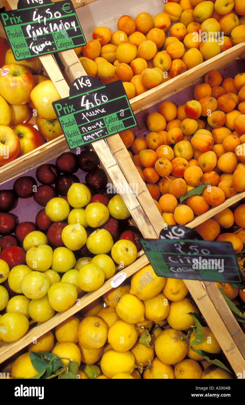 Frutti stallo a Ajaccio mercato centrale Corsica Francia Foto Stock