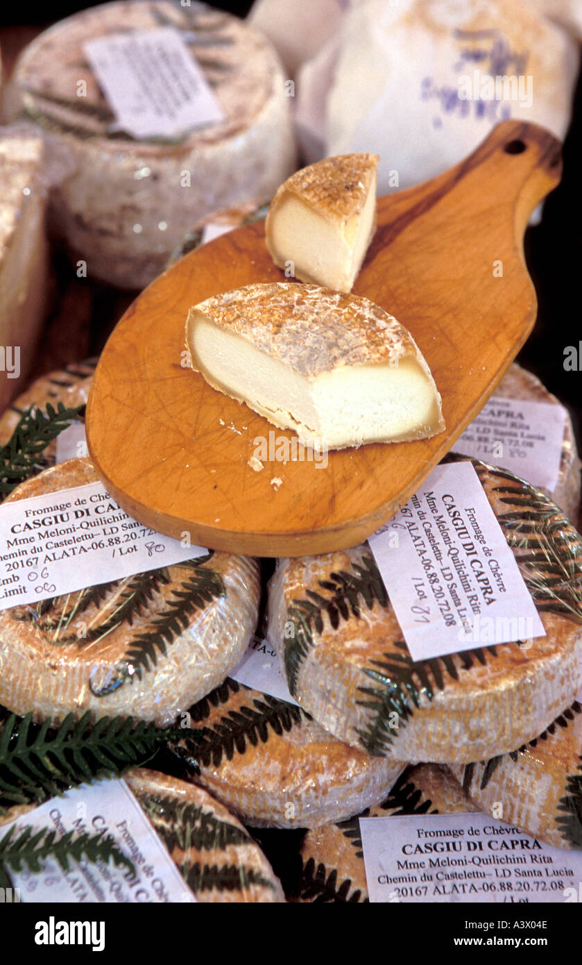 Pressione di stallo di formaggio ad Ajaccio il mercato centrale di Isola di Corsica Francia Foto Stock