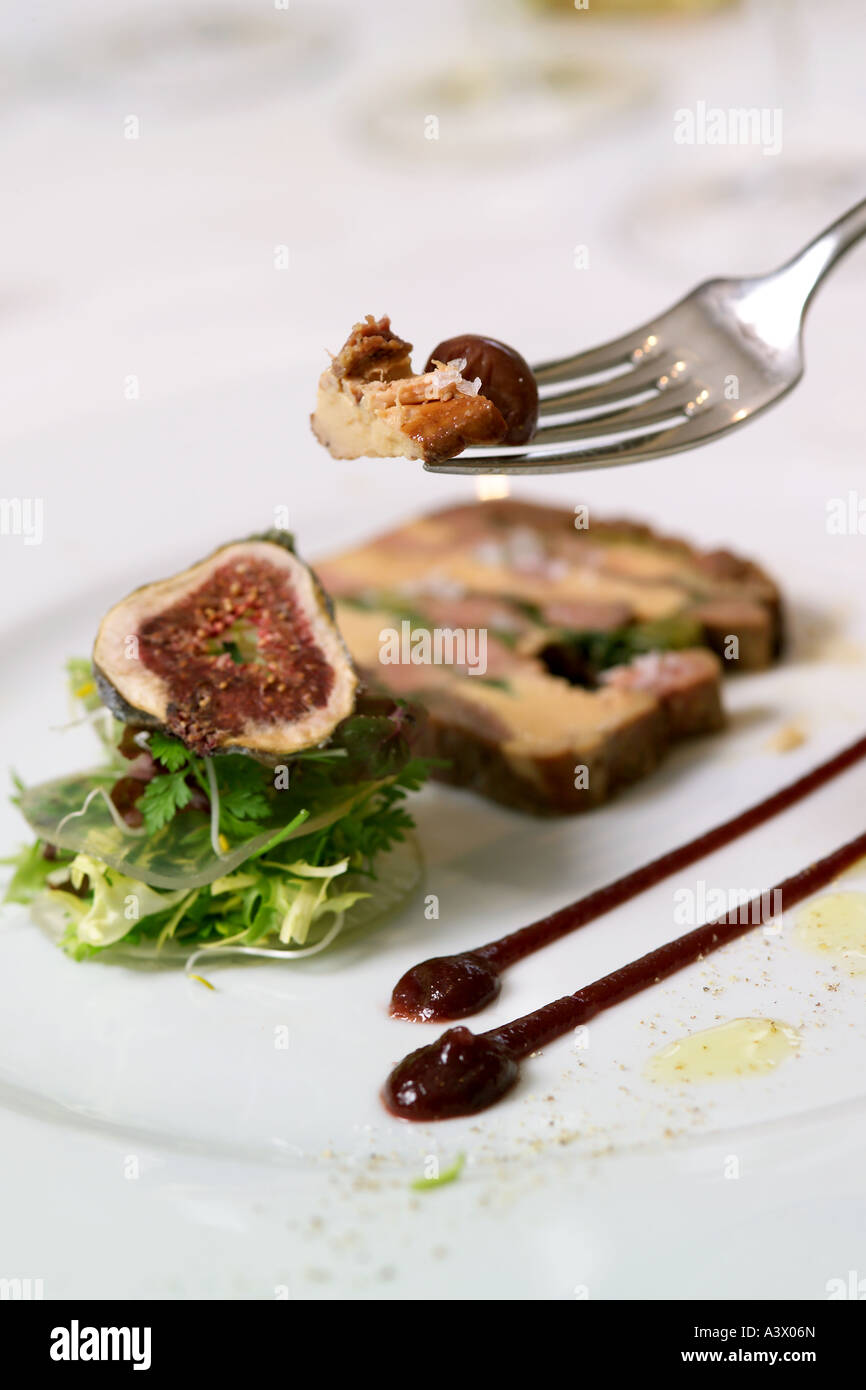 La carne di maiale e terrina di funghi con sale di roccia. Foto Stock