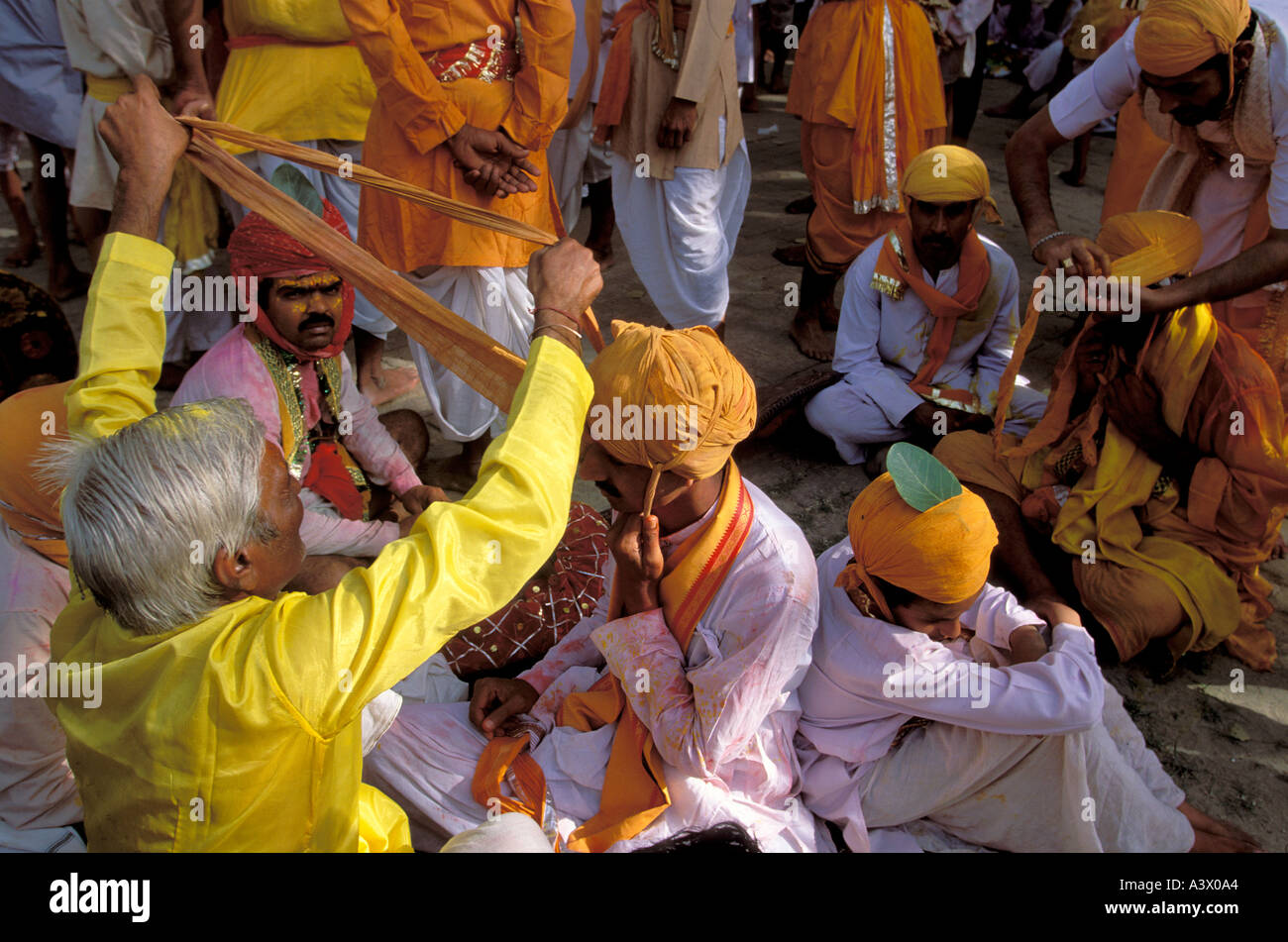 India Uttar Pradesh barsana gli uomini di Nandagaon dove Krishna cresciuto sono sempre prepeared per la Lathmar Holi con le donne da Barsana dove Radha crebbe essi dress up e indossa un enorme turbante che insieme con i loro scudi di pelle spessa sarà usato per proteggersi dai bastoni lathi percosse della Barsana donne Foto Stock