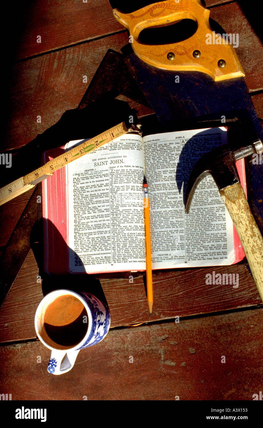 Falegnami la Bibbia martello ha visto dominatore matita strumenti di caffè. Clitherall Minnesota USA Foto Stock