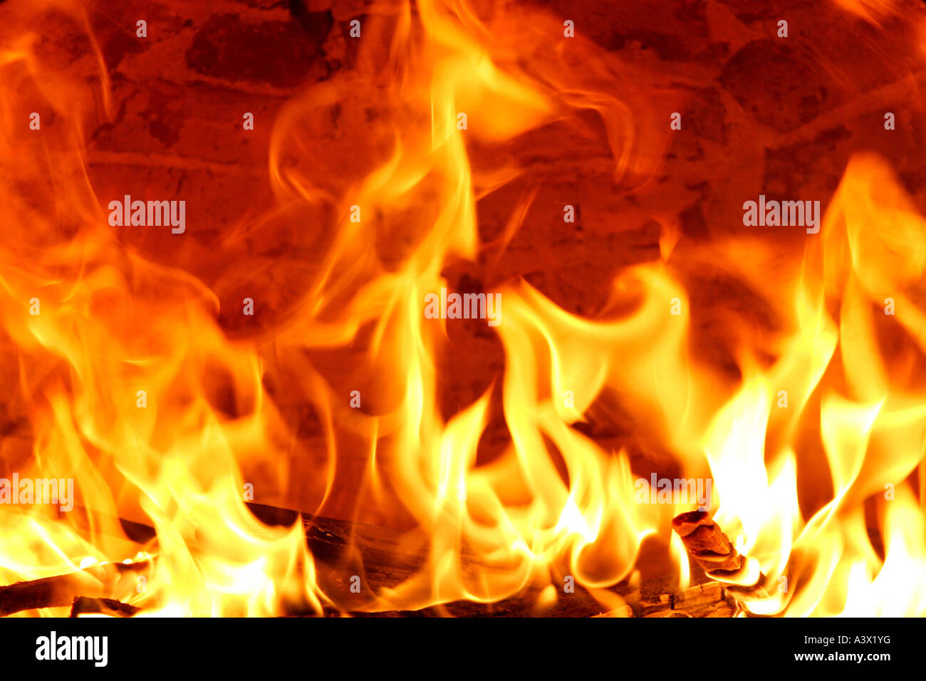 Grandi fiamme da un fuoco che brucia un forno Foto Stock