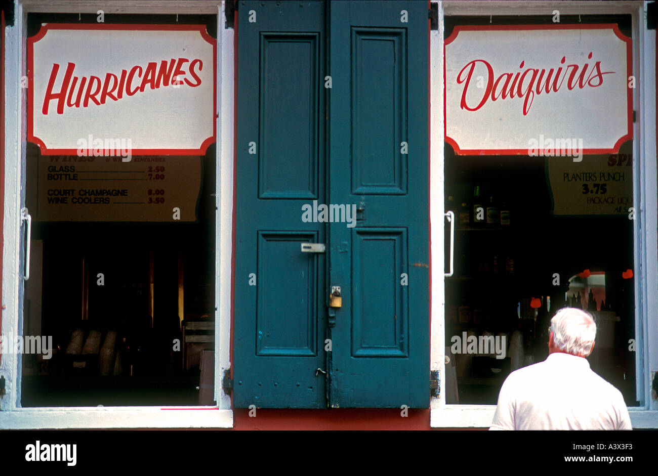 L'uomo guarda in un bar che offre una potente uragano e bevande Daiquiri New Orleans in Louisiana USA Foto Stock