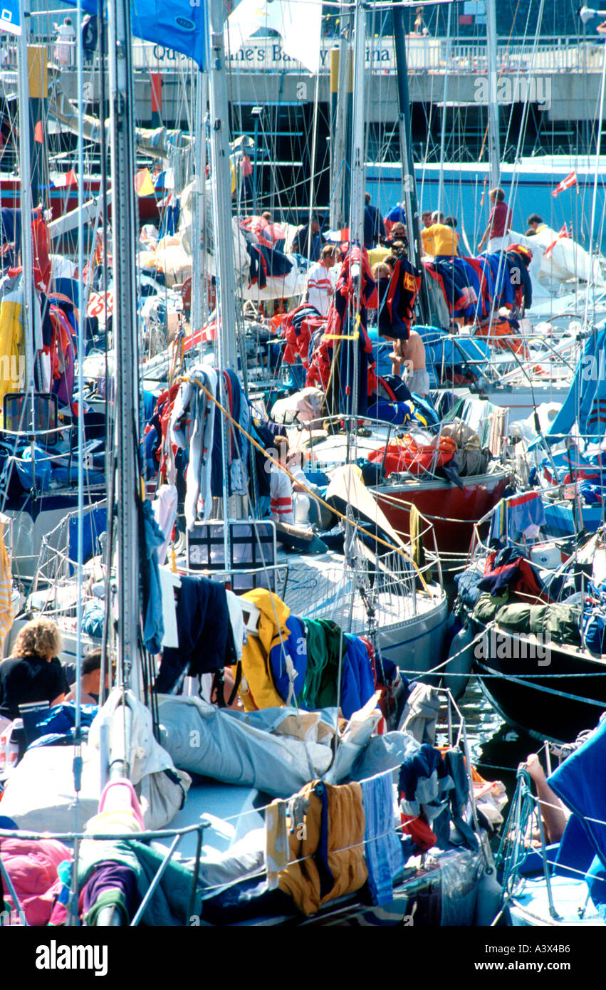 Yacht abbigliamento ed attrezzatura dryingin Plymouth dopo l'Admirals Cup gara di Fastnet Devon England Foto Stock