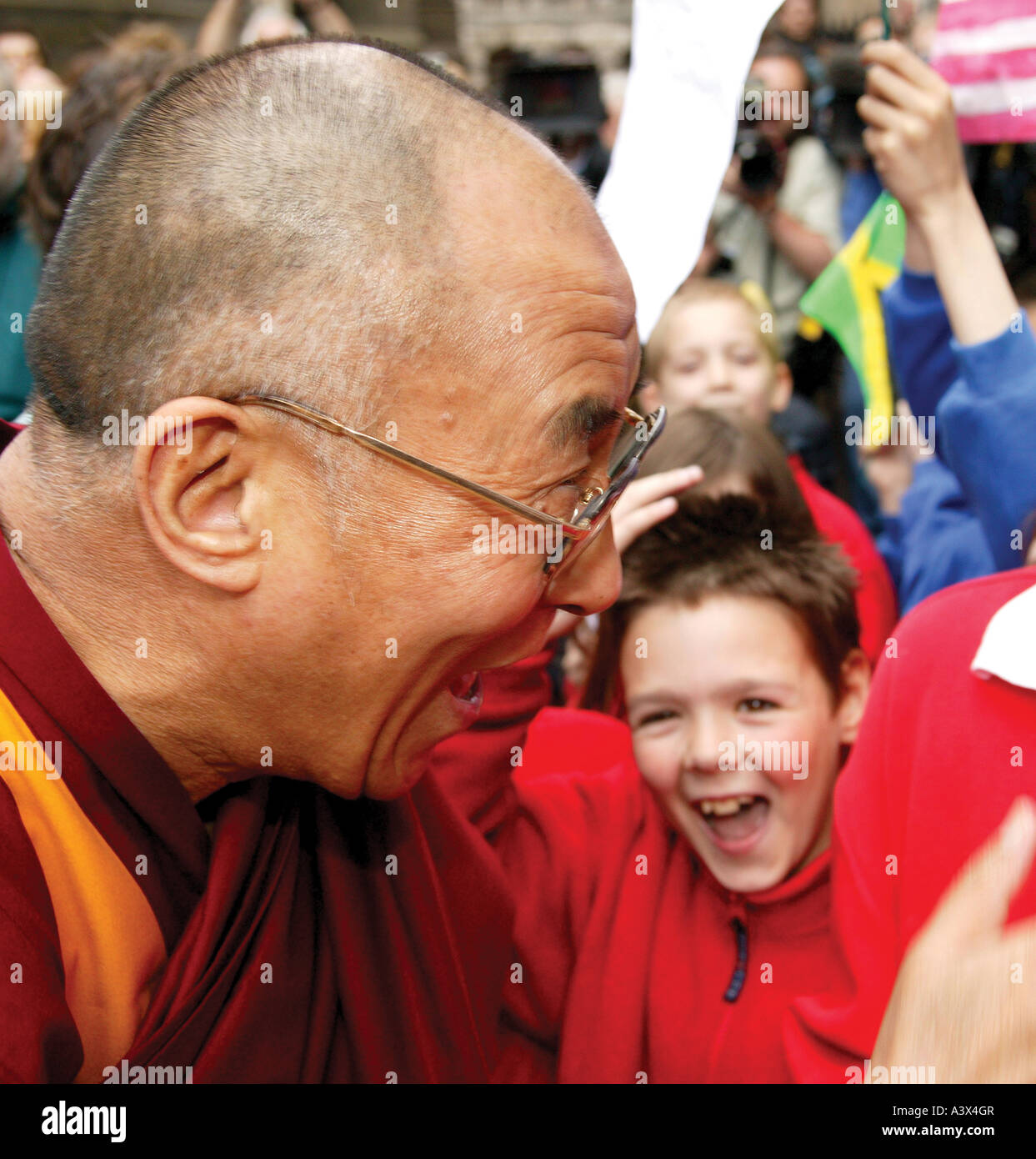 Sua Santità il XIV Dalai Lama del Tibet durante un aborigeno durante la sua ultima visita a Edinburgo Foto Stock