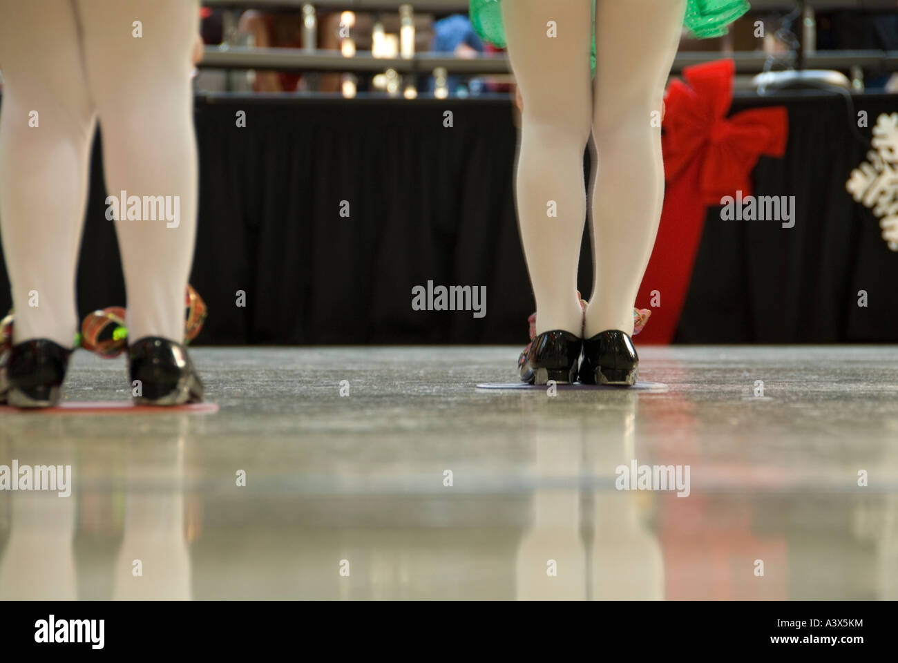 Giovani danzatori gambe pronta per la prossima danza Foto Stock