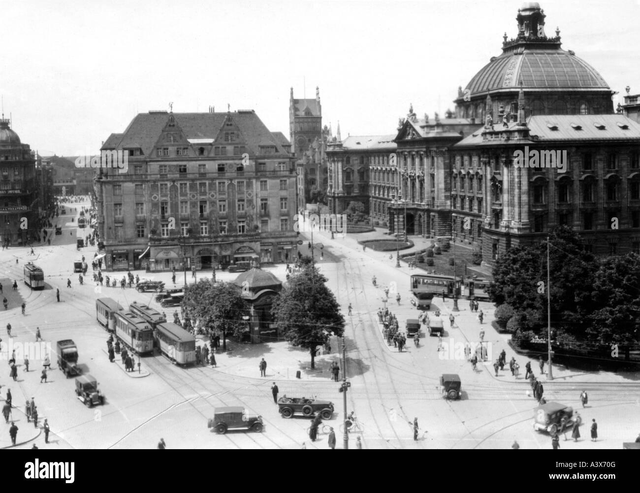 Geografia / viaggio, Germania, Monaco di Baviera, piazze, Karlsplatz / Stachus, Hotel Königshof e Justizpalast, tram, circa 1925, storico, storico, 1920s, 20s, 20th secolo, Baviera, europa, vista, panoramica, piazza, trasporti pubblici, tram, ferrovia, palazzo, costruito da Friedrich von Thiersch 1891 - 1898, neo-barocco, neo-rinascimentale, edificio, edifici, architettura, cupola, tetto, pedoni, legge automobili, persone, Foto Stock